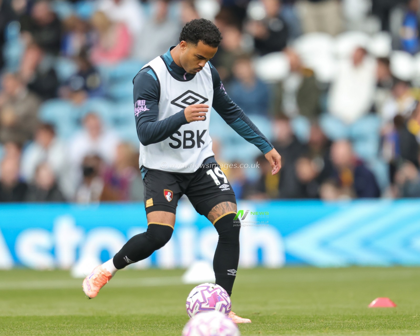 Justin Kluivert of Bournemouth in the pregame warmup session during the Premier League match Leeds United vs Bournemouth at Elland Road, Leeds, United Kingdom, 27th September 2025

(Photo by Richard Bierton/News Images)