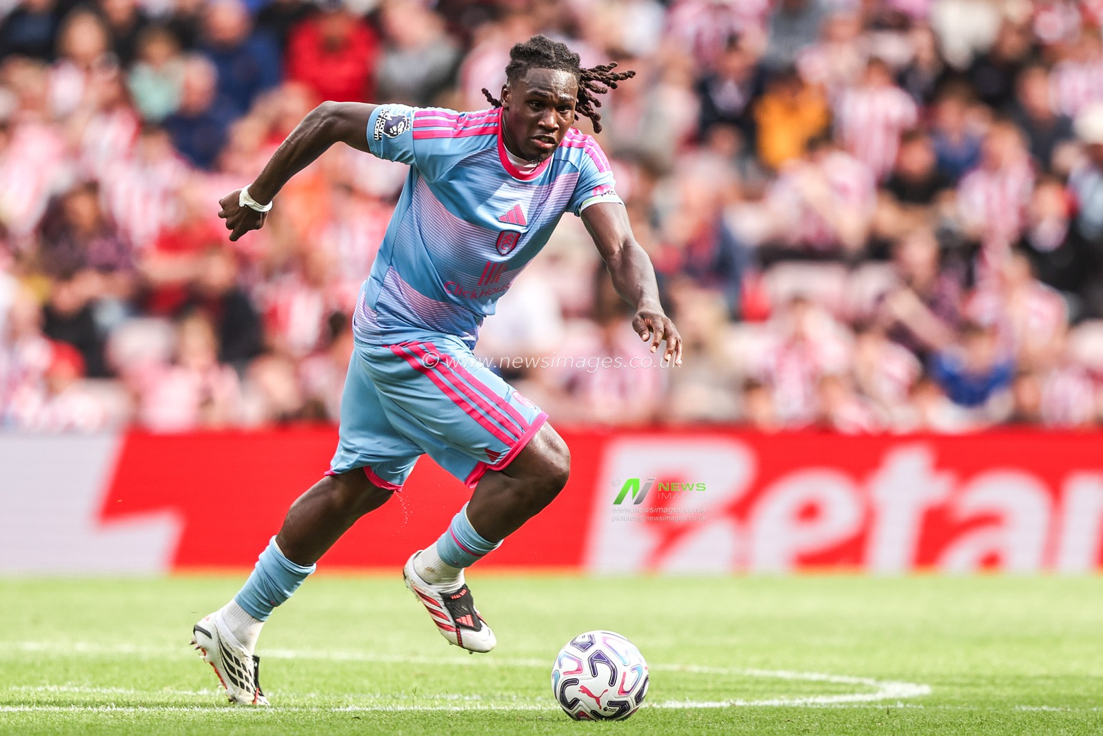 Calvin Bassey of Fulham breaks with the ball during the Premier League match Sunderland vs Fulham at Stadium Of Light, Sunderland, United Kingdom on 30 August 2026

(Photo by Alfie Cosgrove/News Images)
