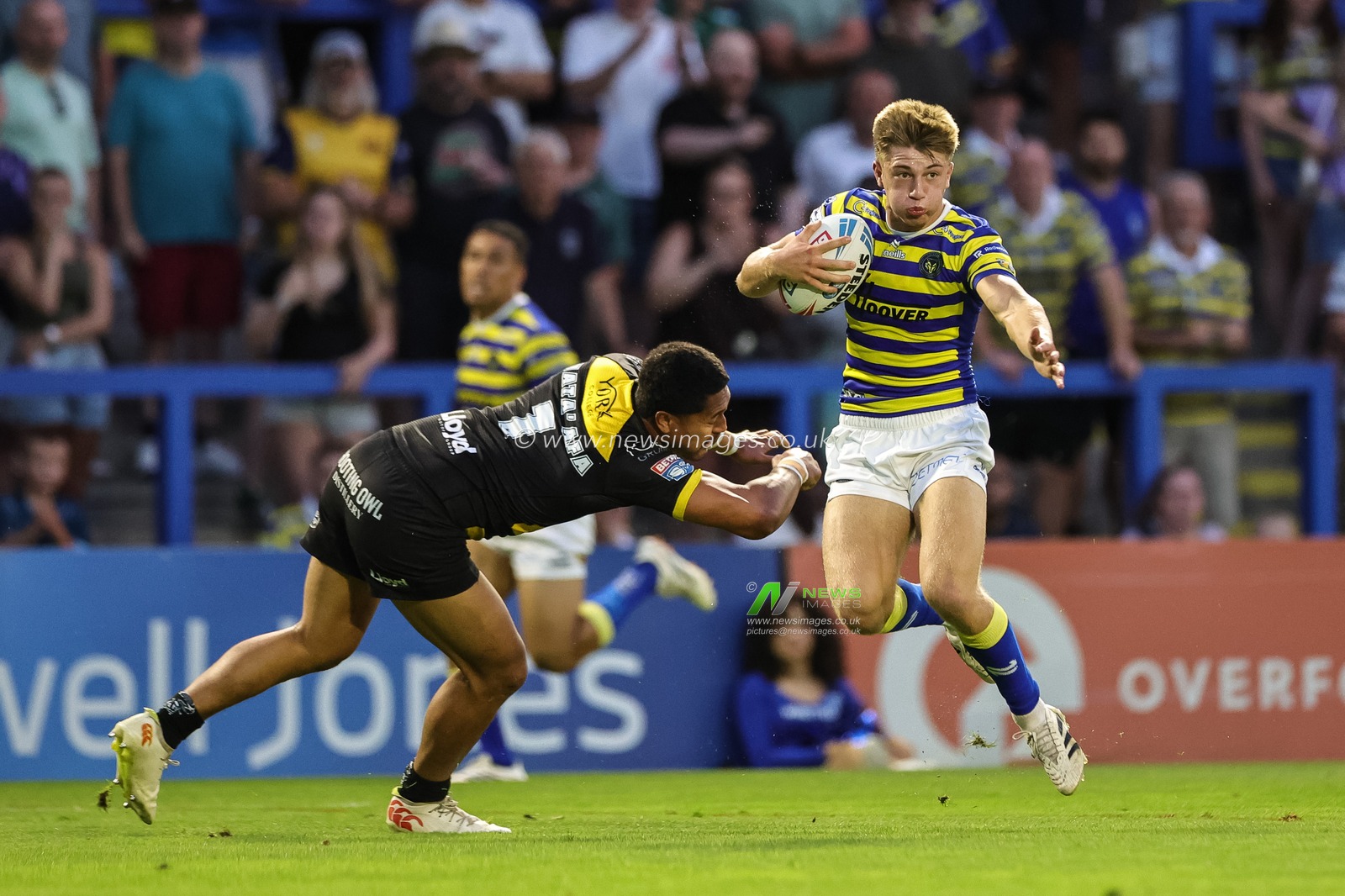 Ewan Irwin of Warrington Wolves breaks and runs on to score a try during the Betfred Super League round 23 match Warrington Wolves vs York Knights at The Halliwell Jones Stadium, Warrington, United Kingdom on 13 August 2026

(Photo by Mark Cosgrove/News Images)
