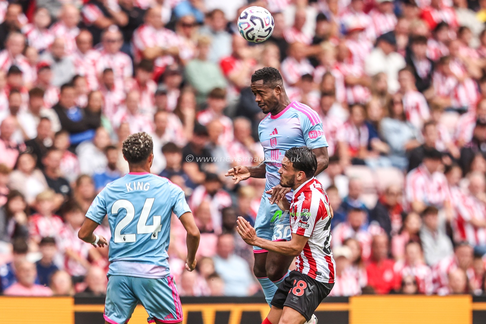 Ryan Sessegnon of Fulham jumps up to win the high ball during the Premier League match Sunderland vs Fulham at Stadium Of Light, Sunderland, United Kingdom on 30 August 2026

(Photo by Alfie Cosgrove/News Images)