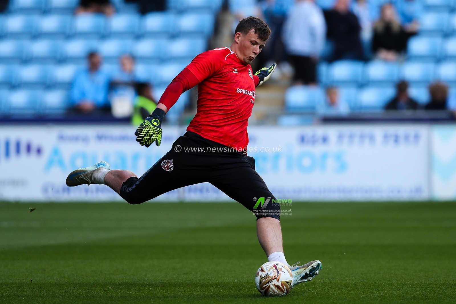 Anthony Patterson of Sunderland during the pre-game warm up ahead of the Sky Bet Championship Palyoff Semi-final match Coventry City vs Sunderland at Coventry Building Society Arena, Coventry, United Kingdom, 9th May 2025

(Photo by Gareth Evans/News Images)