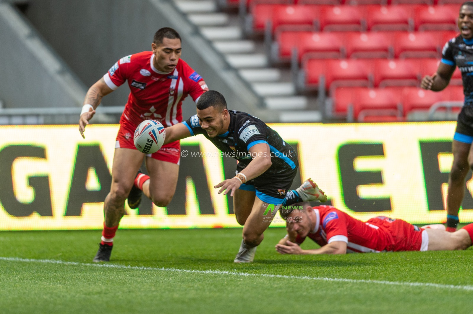 4th July 2019 ,  AJ Bell Stadium, Salford, England;  Betfred Super League, Round 21, Salford Red Devils vs Huddersfield Giants ; Darnell Mcintosh (1) of Huddersfield Giants goes over for a try

Credit: Richard Long/News Images