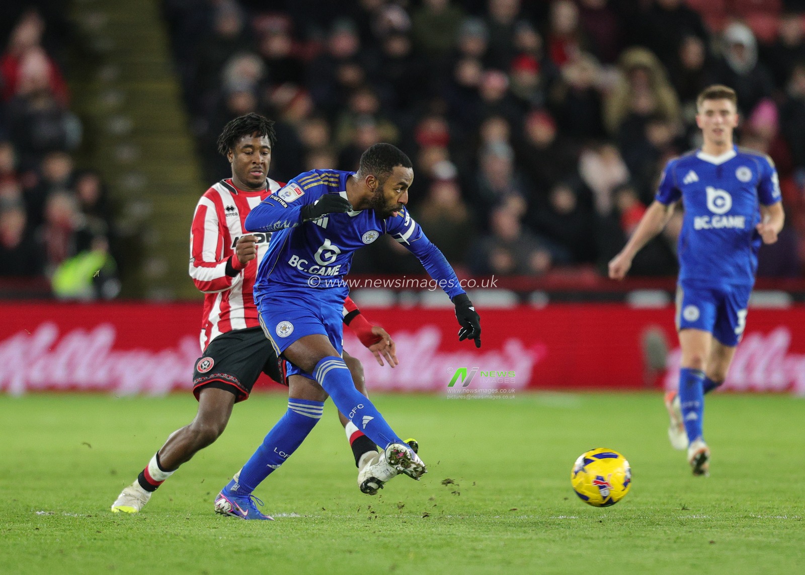 Ricardo Pereira of Leicester City passes the ball during the Sky Bet Championship match Sheffield United vs Leicester City at Bramall Lane, Sheffield, United Kingdom, 1st January 2026

(Photo by Richard Bierton/News Images)

*** GER AUT SUI OUT ***