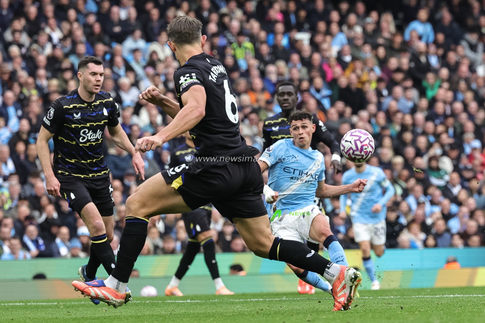 Phil Foden of Manchester City shoots on goal during the Premier League match Manchester City vs Everton at Etihad Stadium, Manchester, United Kingdom, 18th October 2025

(Photo by Mark Cosgrove/News Images)