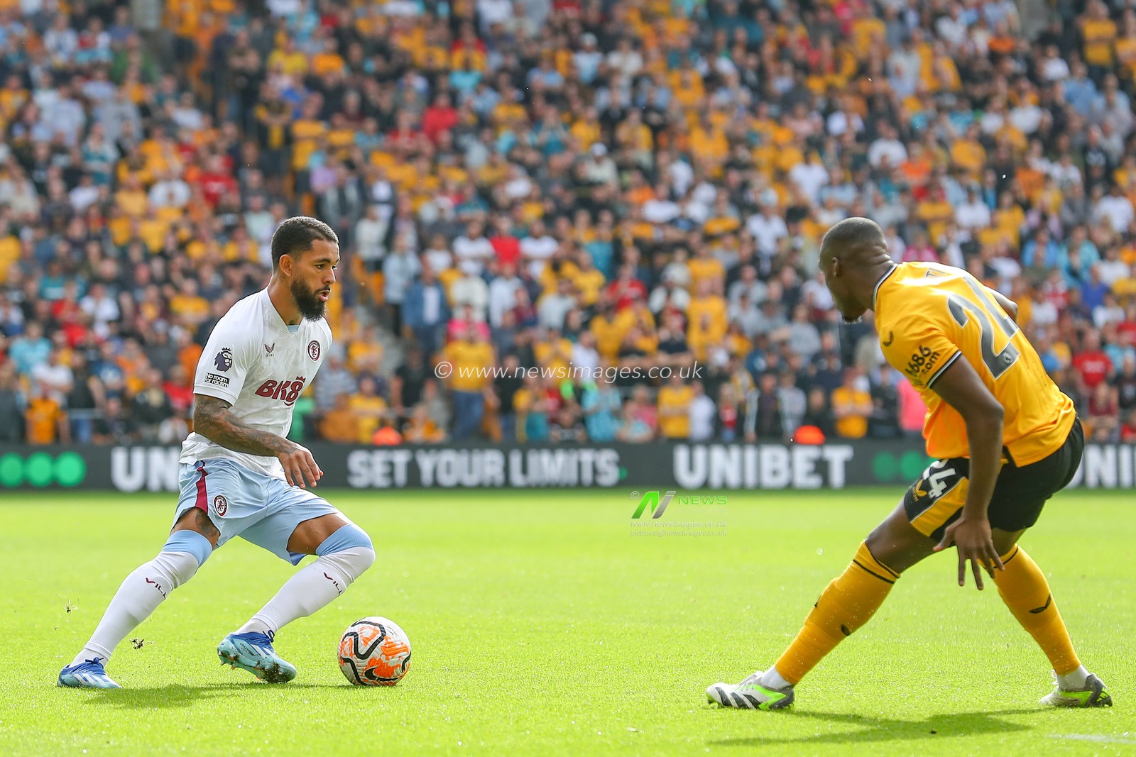Douglas Luiz #6 of Aston Villa in action during the Premier League match Wolverhampton Wanderers vs Aston Villa at Molineux, Wolverhampton, United Kingdom, 8th October 2023

(Photo by Gareth Evans/News Images)