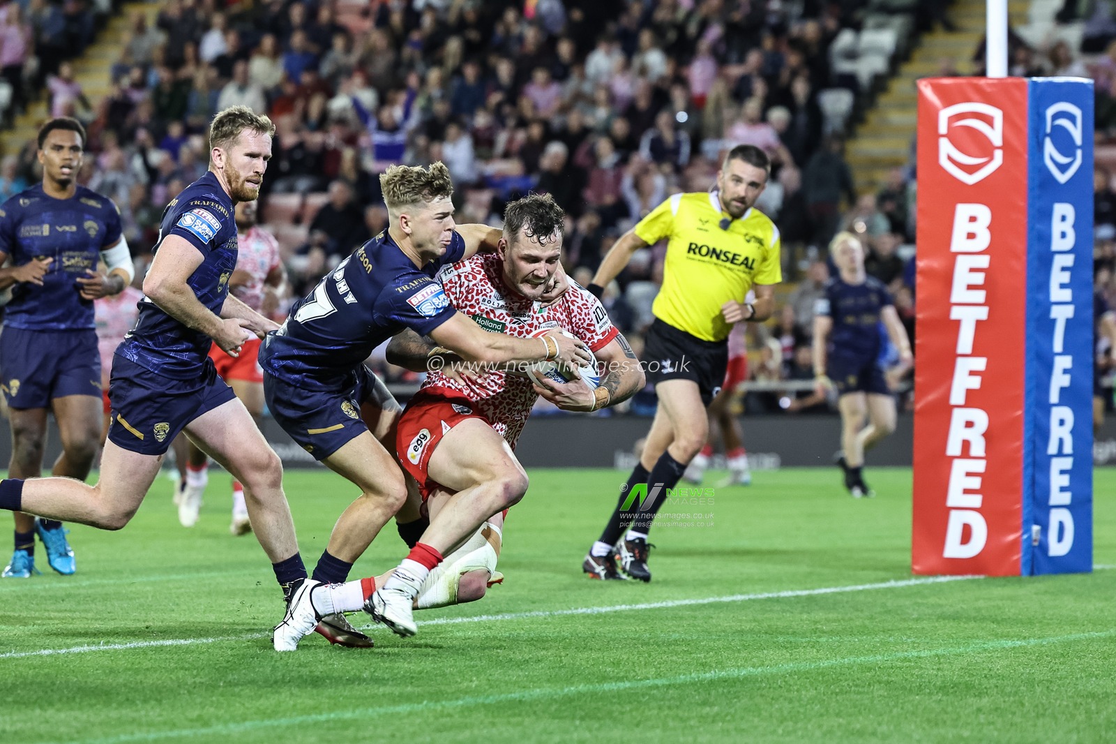 Ethan O'neill of Leigh Leopards goes over for a try during the Betfred Super League Round 23 match Leigh Leopards vs Salford Red Devils at Leigh Sports Village, Leigh, United Kingdom, 22nd August 2025

(Photo by Mark Cosgrove/News Images)