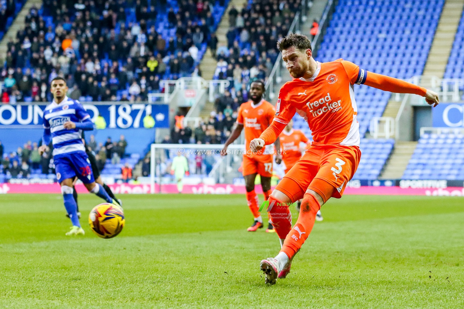 James Husband of Blackpool crosses the ball during the Sky Bet League 1 match Reading vs Blackpool at Select Car Leasing Stadium, Reading, United Kingdom, 14th December 2024

(Photo by Izzy Poles/News Images)