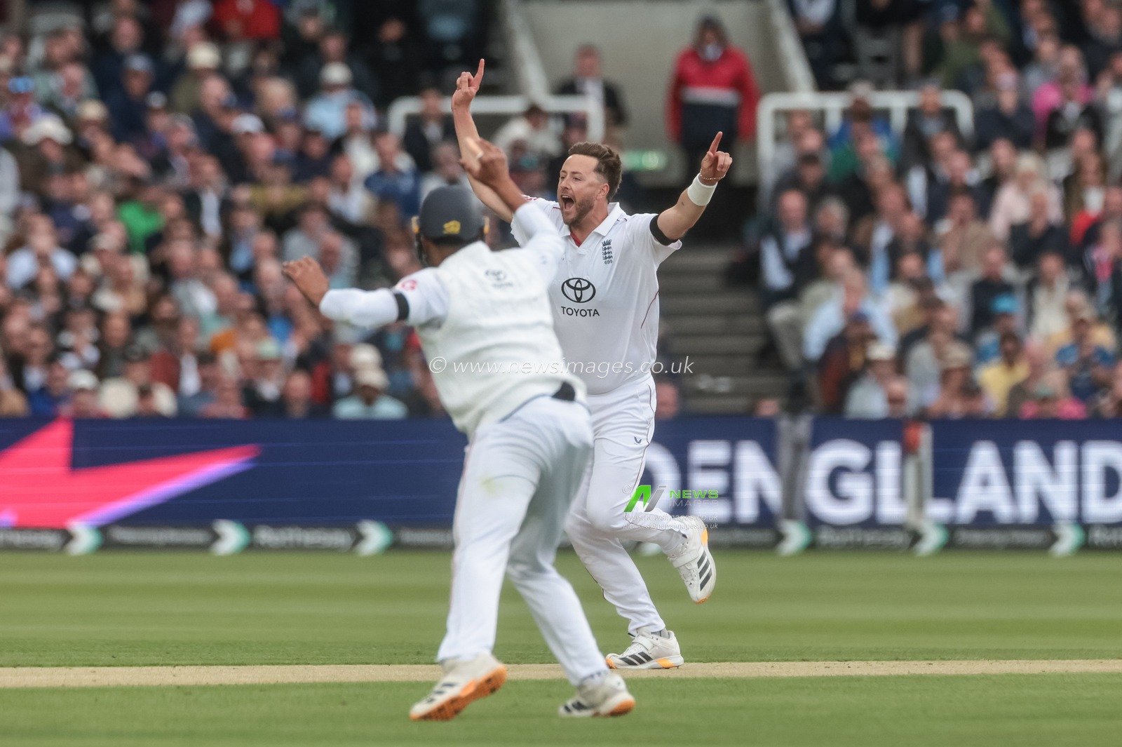 Ollie Robinson of England celebrates the wicket of Kane Williamson during the 1st Rothesay Test Match Day 1 England vs New Zealand at Lords, London, United Kingdom on 04 June 2026

(Photo by Mark Cosgrove/News Images)