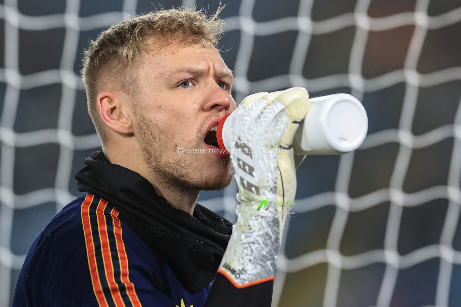 Aaron Ramsdale #32 of Arsenal takes a drink during the pre-game warmup