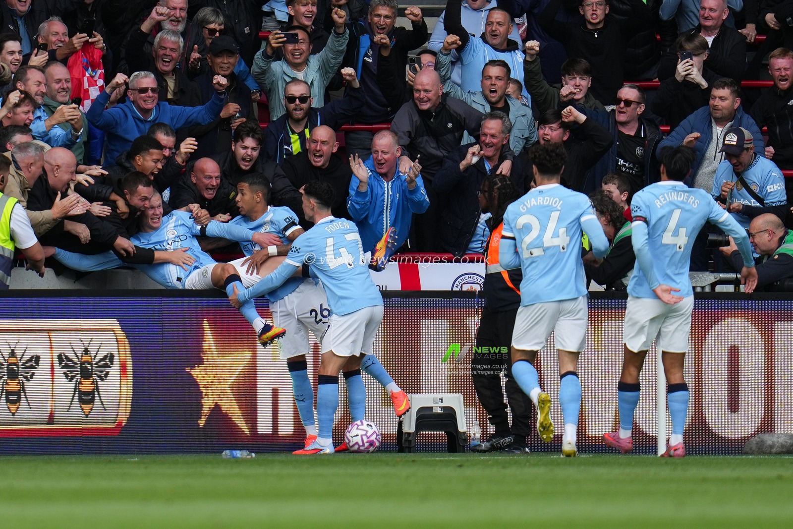 As Erling Haaland of Manchester City celebrates goal to make it 0-1 he gets pulled in by the away support during the Premier League match Brentford vs Manchester City at The Gtech Community Stadium, London, United Kingdom, 5th October 2025

(Photo by Harvey Murphy/News Images)