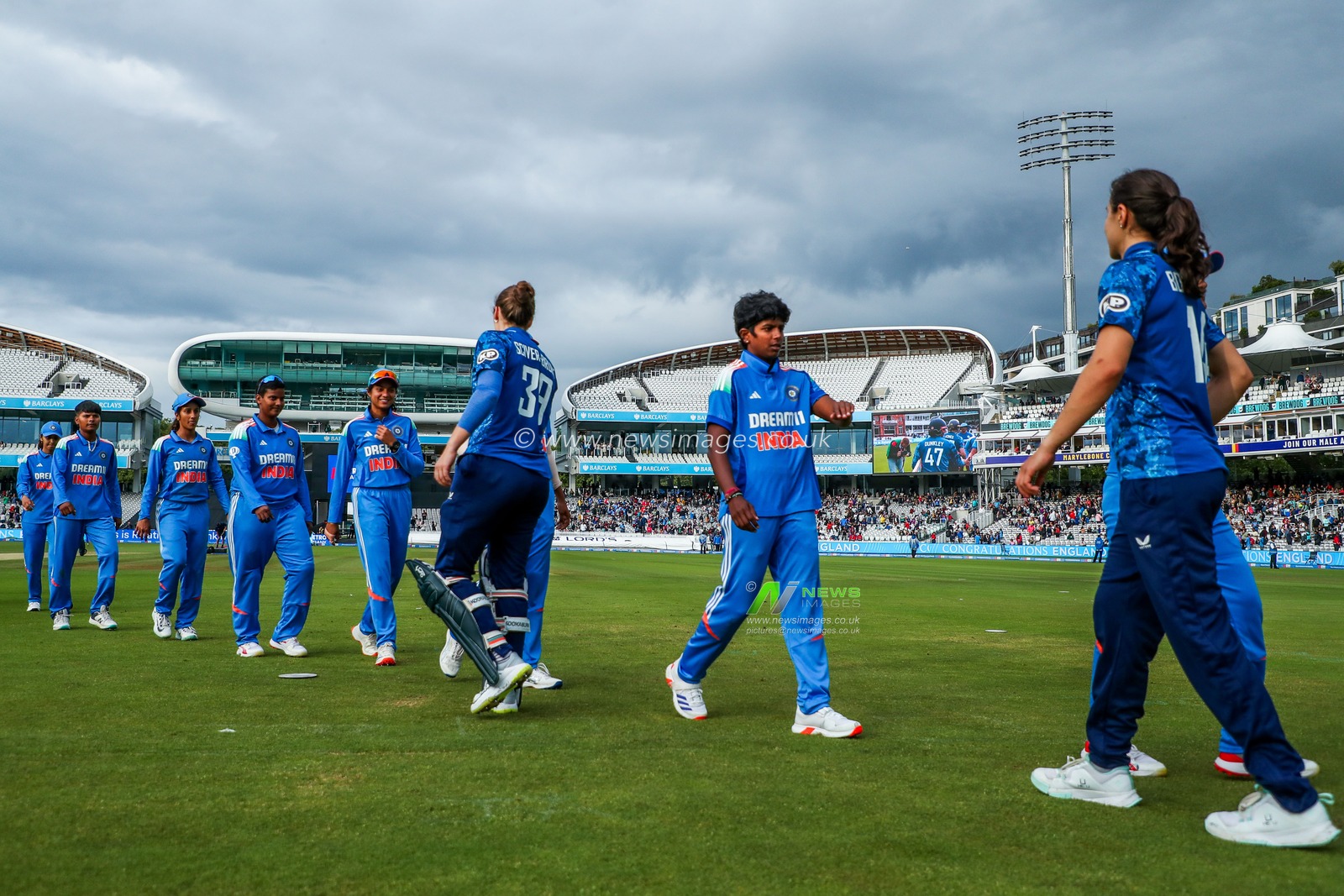 Players shake hands following the 2nd Metro Bank One Day International England Women v India Women at Lords, London, United Kingdom, 19th July 2025

(Photo by Izzy Poles/News Images)