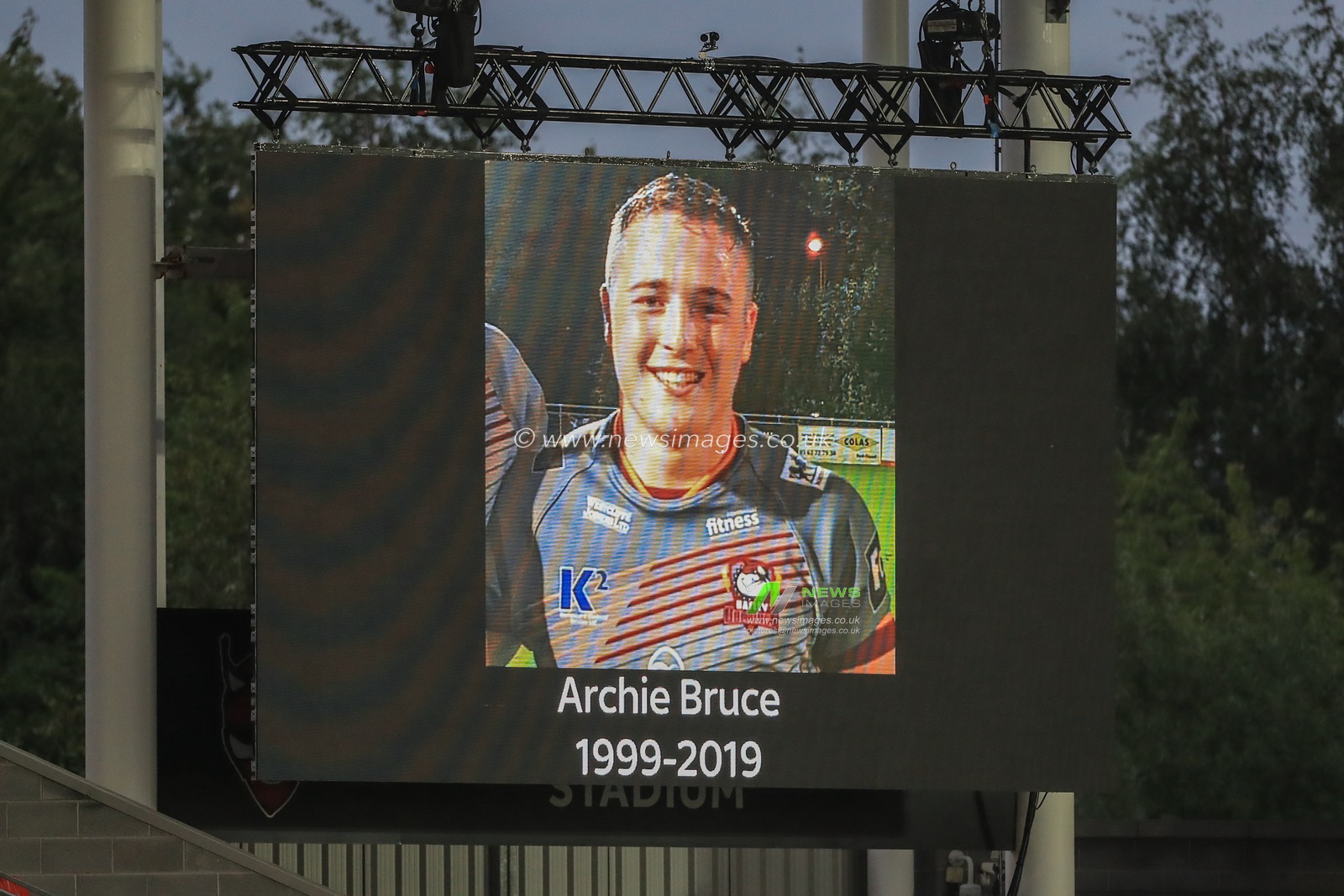 30th August 2019 , Totally Wicked Stadium, St Helens, England;  Betfred Super League Rugby, Round 27, St Helens vs Castleford Tigers ; Fans give a unite applause in memory of Archie Bruce

Credit: Mark Cosgrove/News Images