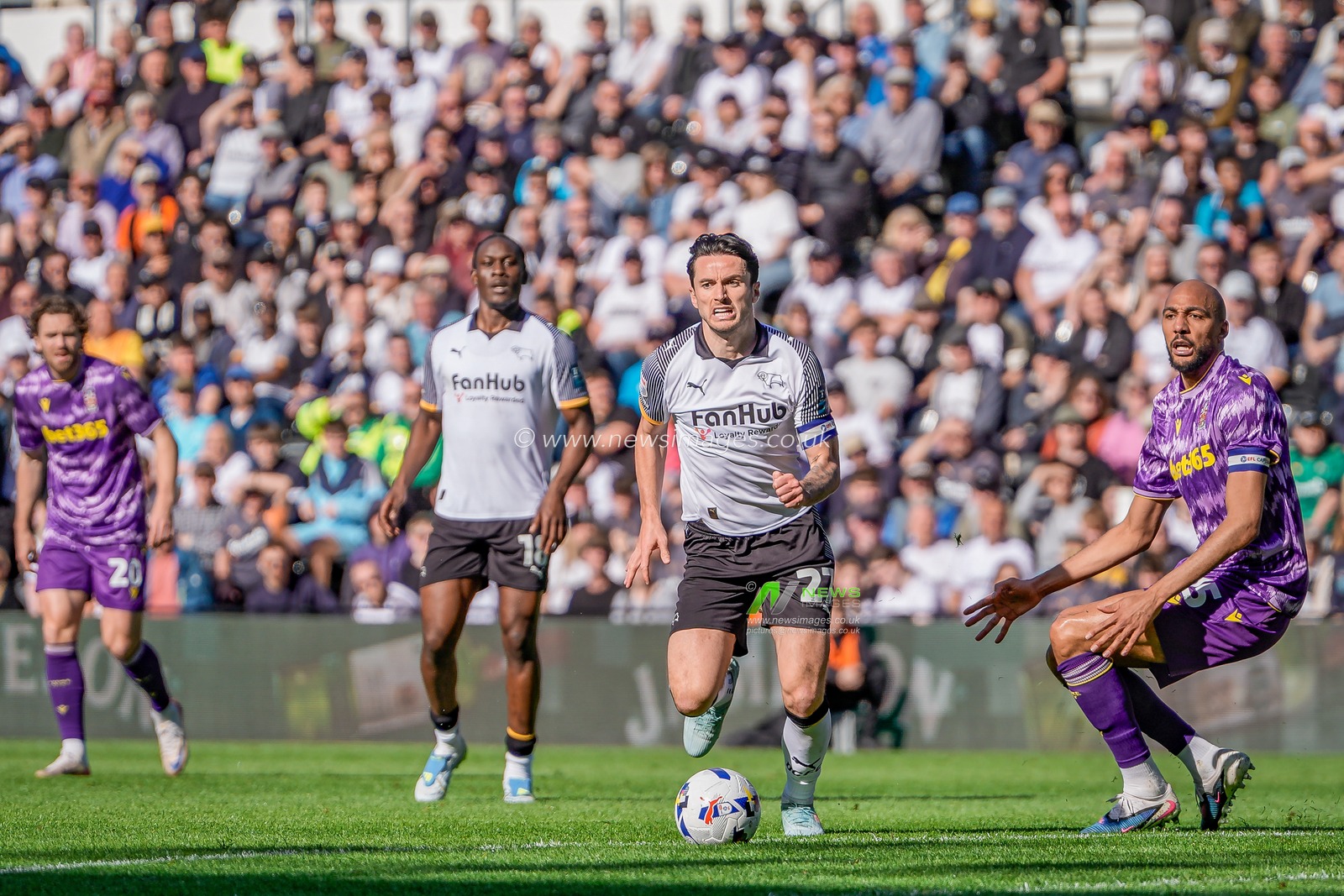 Lewis Travis of Derby County makes a run with the ball  during the Sky Bet Championship match Derby County vs Stoke City at Pride Park Stadium, Derby, United Kingdom on 06 April 2026

(Photo by Maynard Manyowa/News Images)