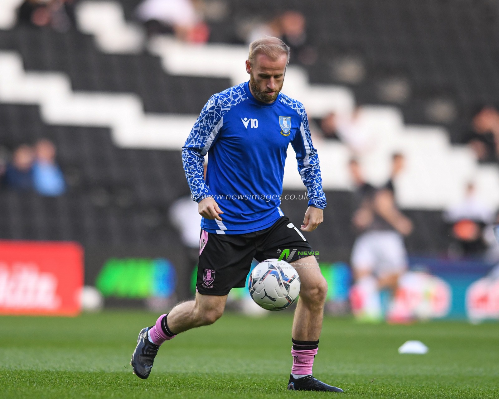 Barry Bannan #10 of Sheffield Wednesday warming up before the game
