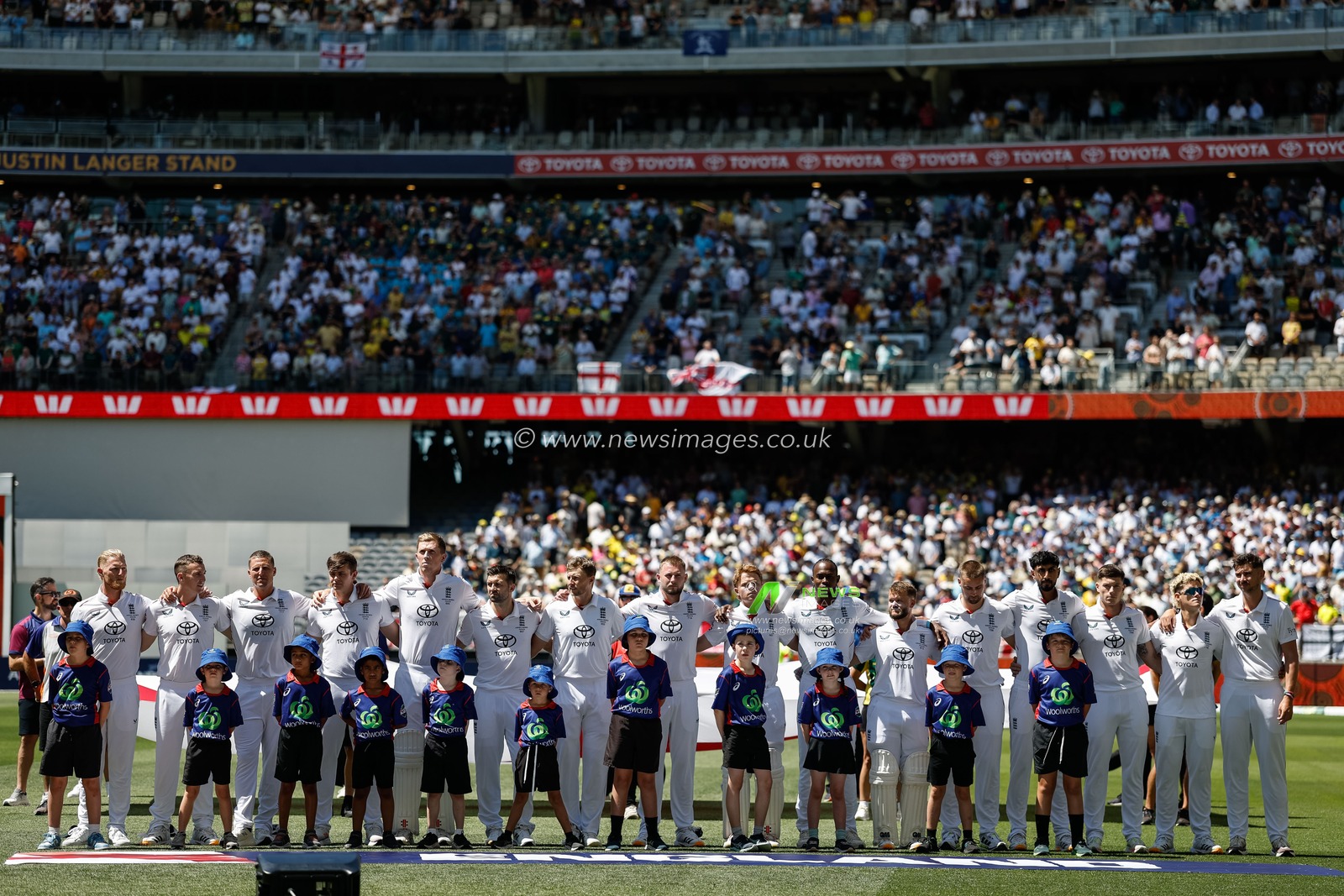 England team lineup during the NRMA Insurance Ashes First Test Day 1 Series Australia vs England at Optus Stadium, Perth, Australia, 20th November 2025

(Photo by Santanu Banik/News Images)

*** GER AUT SUI OUT ***