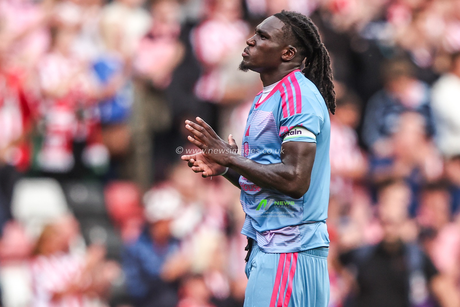 Calvin Bassey of Fulham applauds the fans after the game during the Premier League match Sunderland vs Fulham at Stadium Of Light, Sunderland, United Kingdom on 30 August 2026

(Photo by Alfie Cosgrove/News Images)
