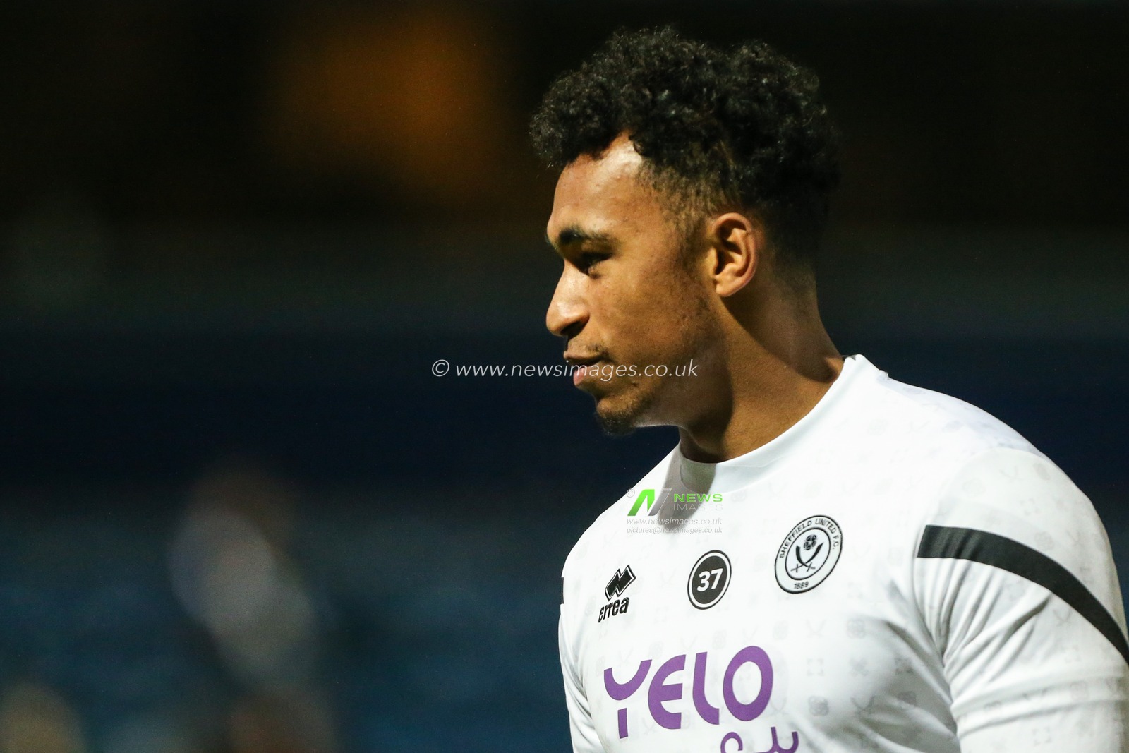 Jordan Amissah #37 of Sheffield United warms up during the Sky Bet Championship match Queens Park Rangers vs Sheffield United at Kiyan Prince Foundation Stadium, London, United Kingdom, 2nd January 2023

(Photo by Arron Gent/News Images)