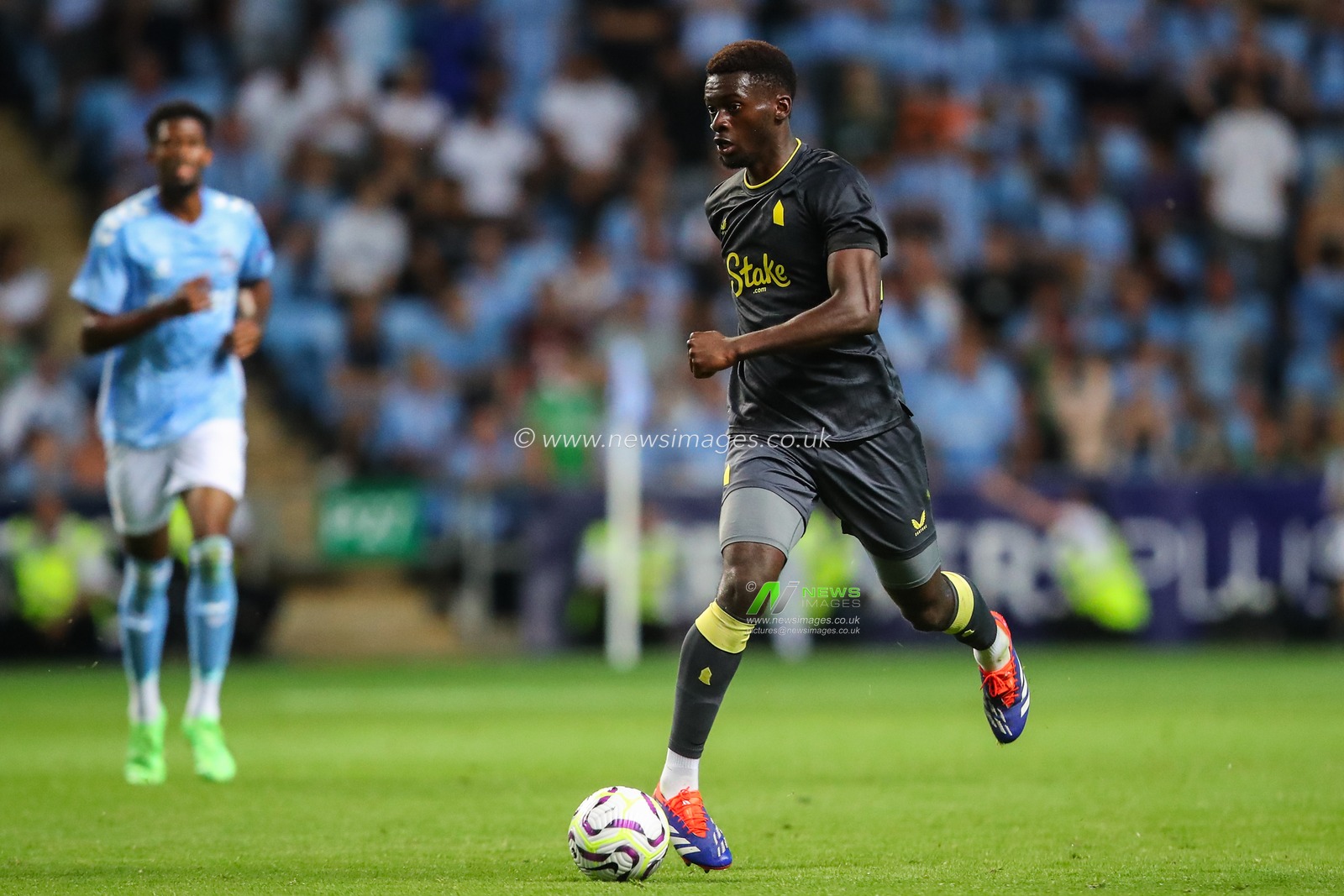 Tim Iroegbunam of Everton breaks with the ball during the Pre-season friendly match Coventry City vs Everton at Coventry Building Society Arena, Coventry, United Kingdom, 30th July 2024

(Photo by Gareth Evans/News Images)
