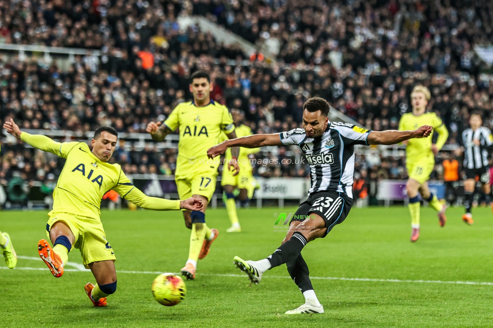 Jacob Murphy of Newcastle United takes a shot on goal during the Premier League match Newcastle United vs Tottenham Hotspur at St. James's Park, Newcastle, United Kingdom, 2nd December 2025

(Photo by Alfie Cosgrove/News Images)

*** GER AUT SUI OUT ***