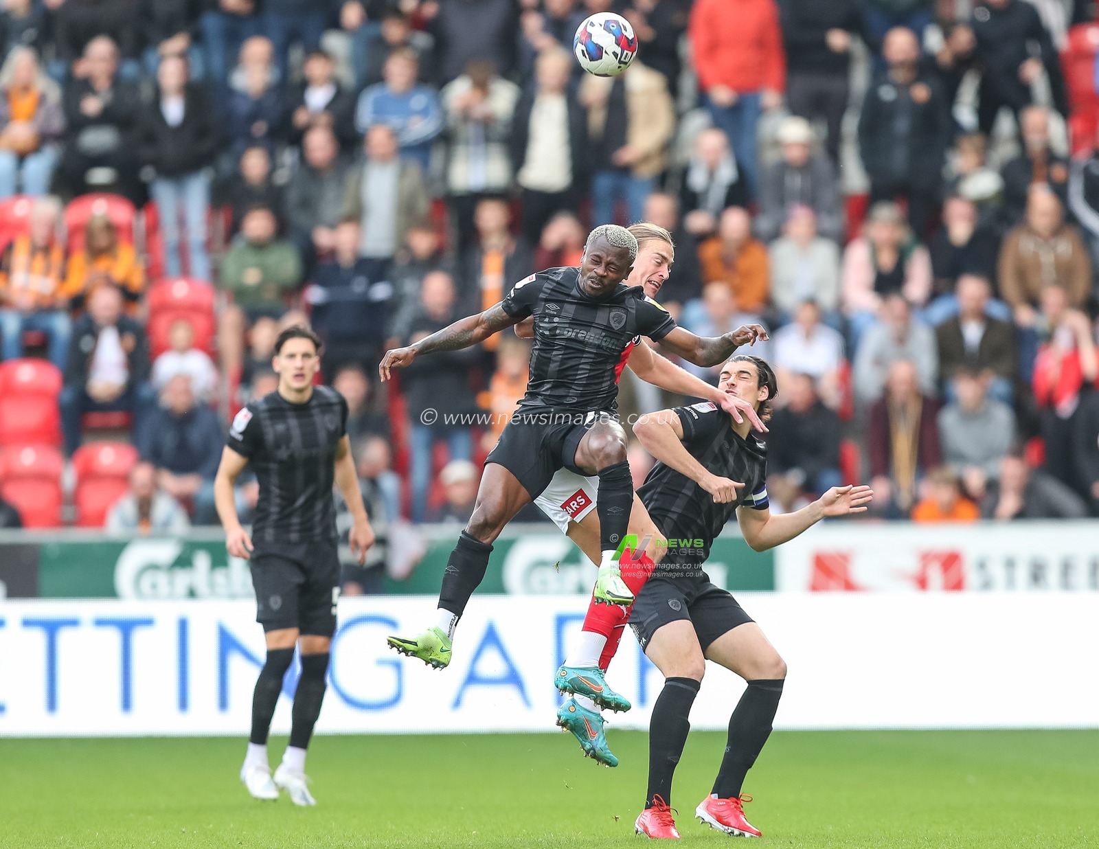 Jean MichaÃ«l Seri #24 of Hull City wins a header against Tom Eaves #9 of Rotherham United during the Sky Bet Championship match Rotherham United vs Hull City at New York Stadium, Rotherham, United Kingdom, 22nd October 2022

(Photo by Gareth Evans/News Images)