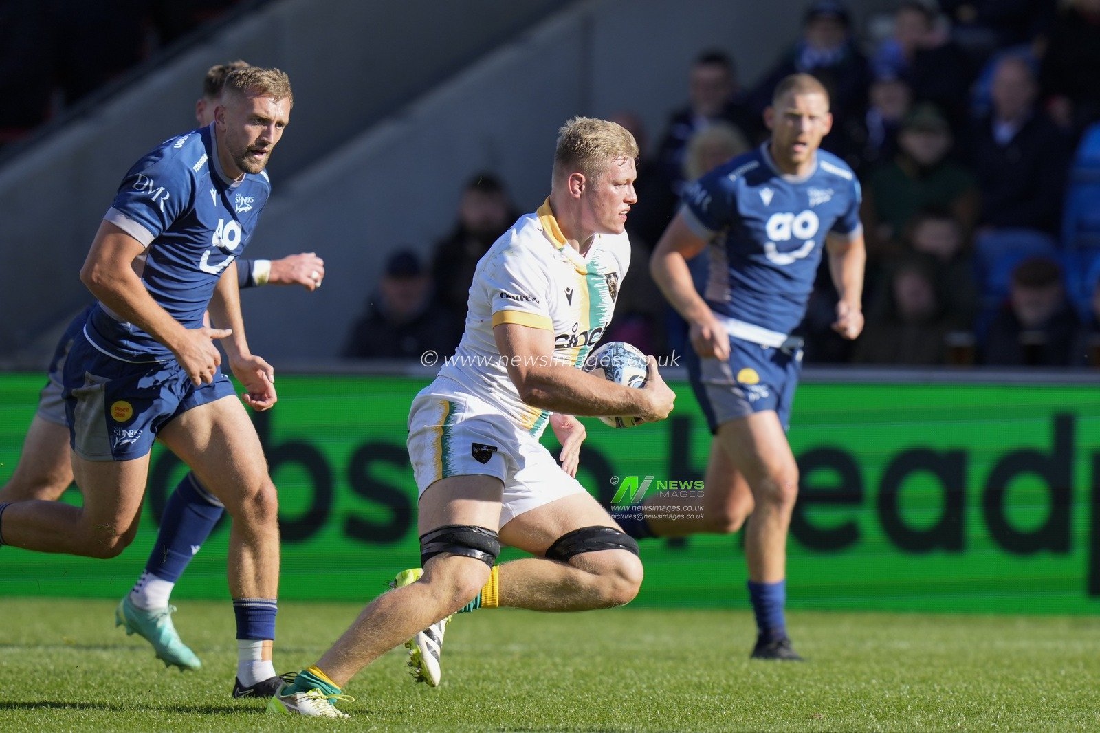 Tom Pearson #7 of Northampton Saints makes a break during the Gallagher Premiership match Sale Sharks vs Northampton Saints at AJ Bell Stadium, Eccles, United Kingdom, 15th October 2023

(Photo by Steve Flynn/News Images)
