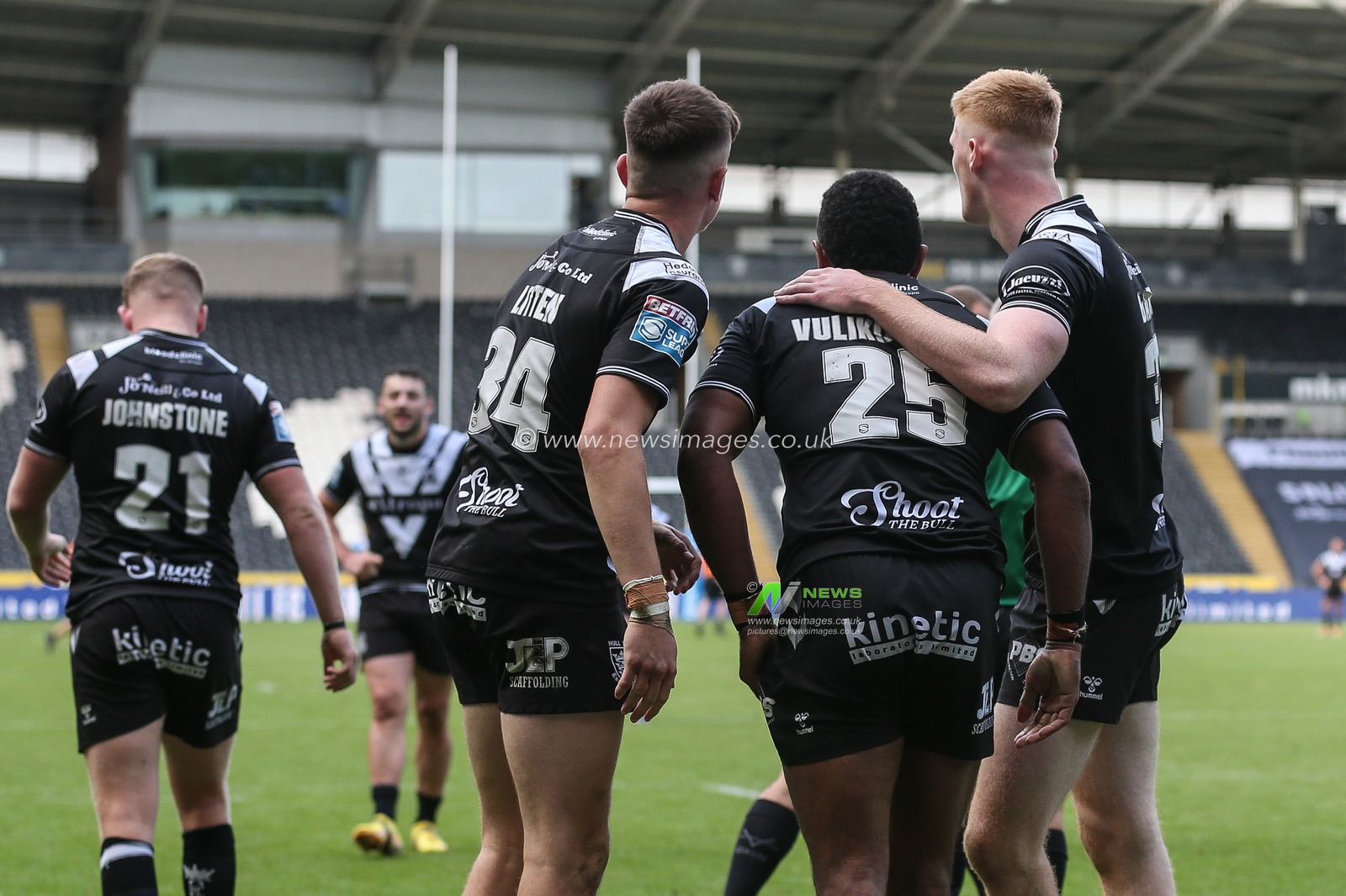 Mitieli Vulikijapani #25 of Hull FC celebrates his try