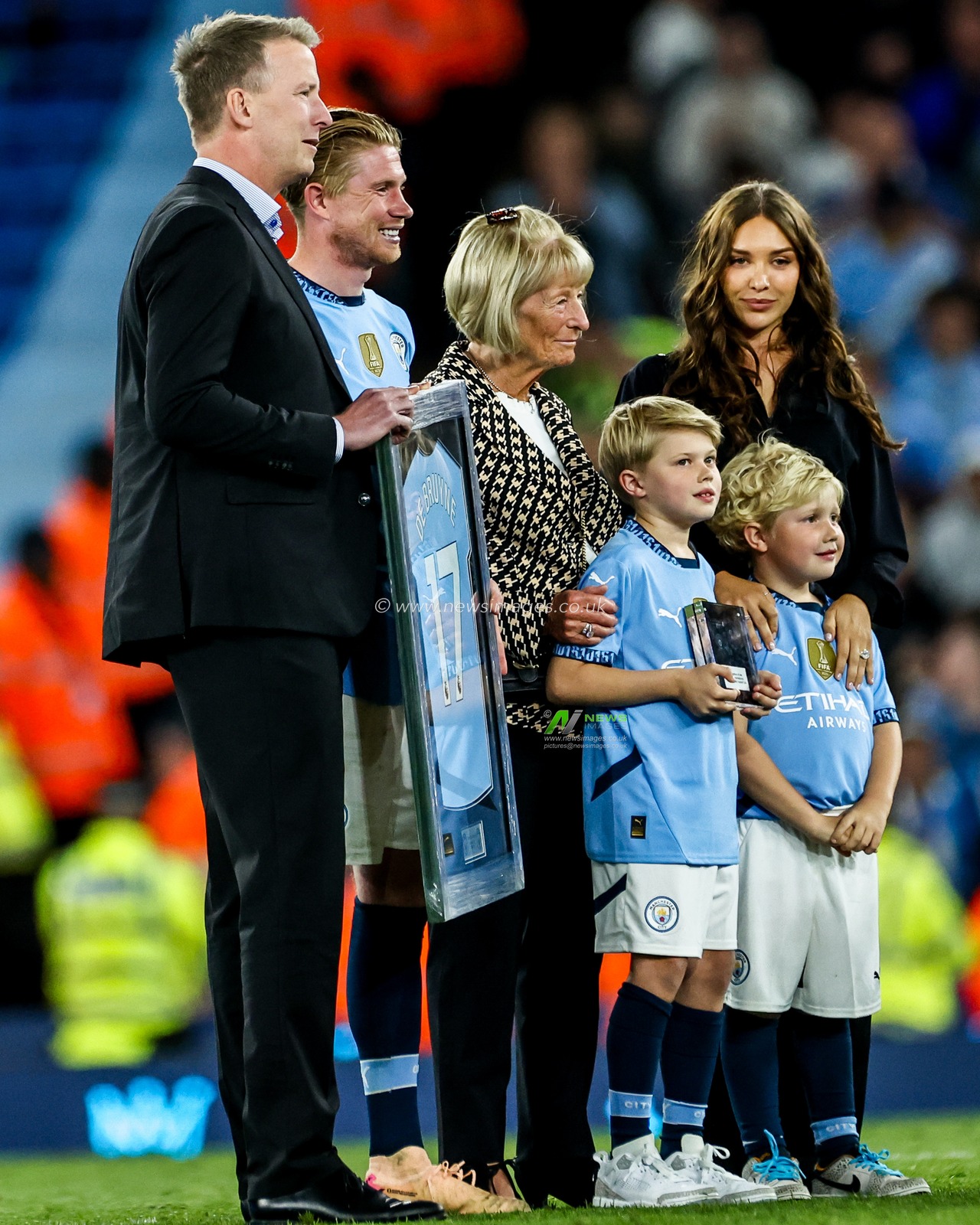 Kevin De Bruyne of Manchester City is presented with gifts from the club following the Premier League match Manchester City vs Bournemouth at Etihad Stadium, Manchester, United Kingdom, 20th May 2025

(Photo by Mark Cosgrove/News Images)