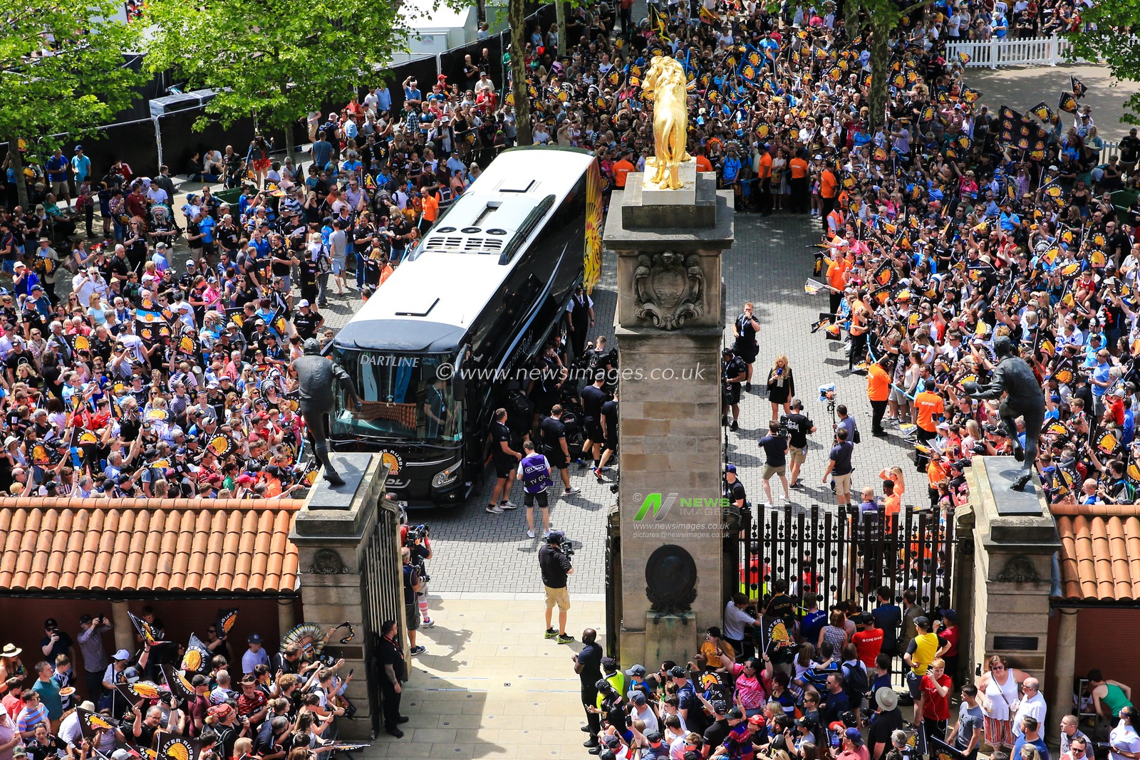 1st June 2019 , Twickenham, Twickenham Stadium, England ; Gallagher English Premiership Play-Off Final 2019, Exeter Chiefs vs Saracens ; Exeter Chiefs arrive at Twickenham ahead of the final

Credit: Georgie Kerr/News Images