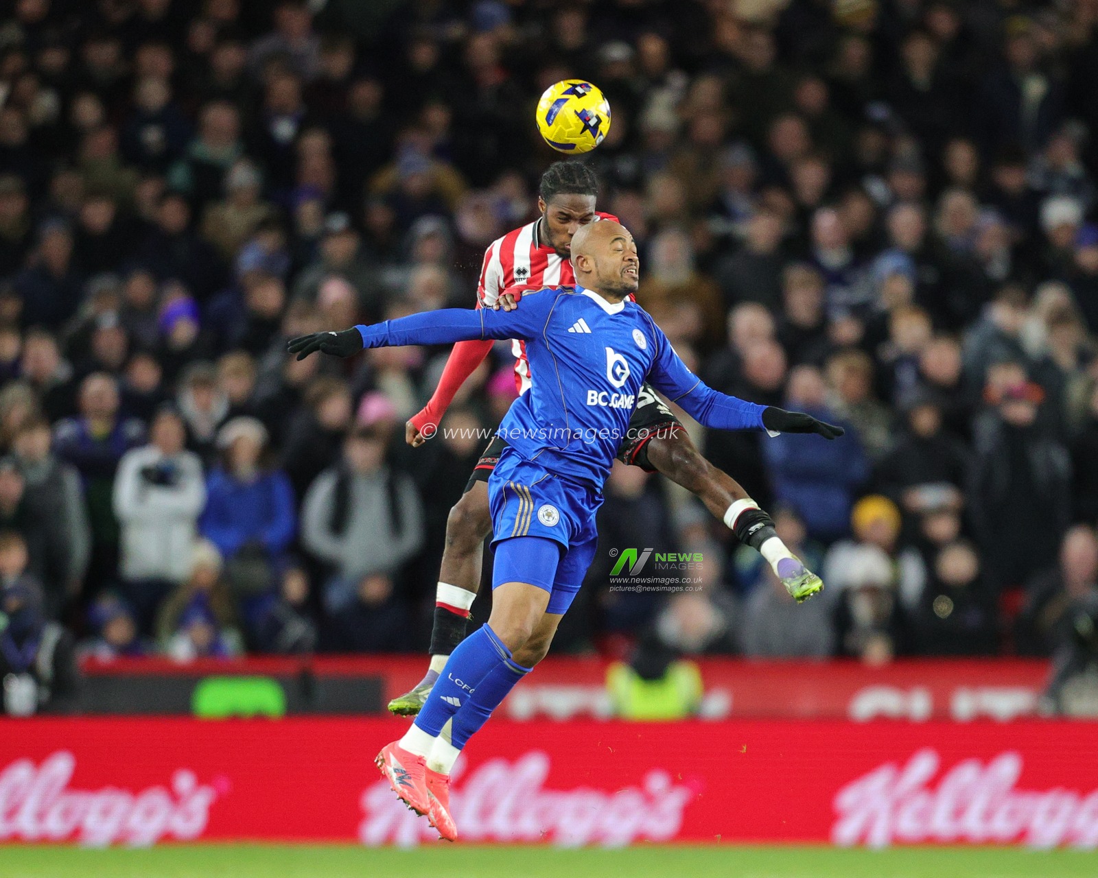 Femi Seriki of Sheffield United and Jordan Ayew of Leicester City duals for the ball during the Sky Bet Championship match Sheffield United vs Leicester City at Bramall Lane, Sheffield, United Kingdom, 1st January 2026

(Photo by Richard Bierton/News Images)

*** GER AUT SUI OUT ***