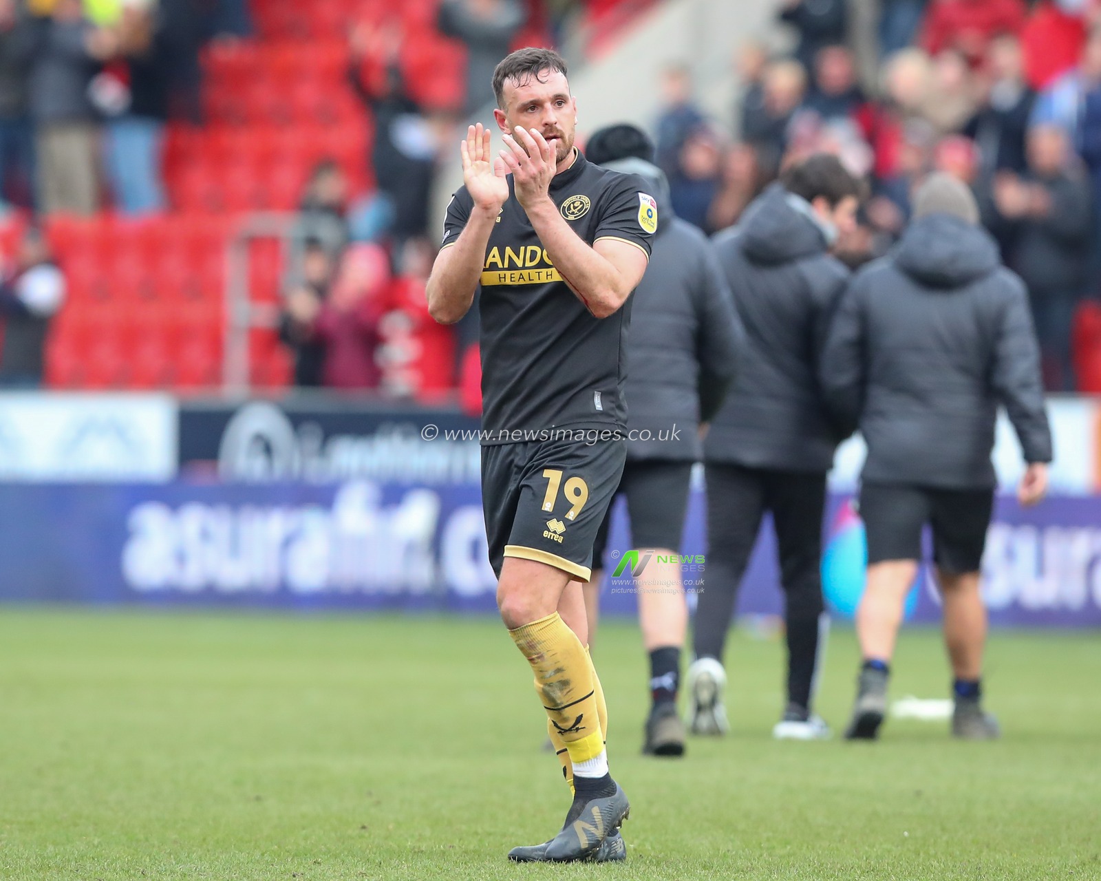 Jack Robinson #19 of Sheffield United applauds the travelling fans after the Sky Bet Championship match Rotherham United vs Sheffield United at New York Stadium, Rotherham, United Kingdom, 4th February 2023

(Photo by Gareth Evans/News Images)