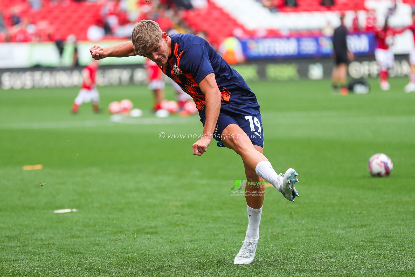 Dom Ballard of Blackpool warms up prior to the Sky Bet League 1 match Charlton Athletic vs Blackpool at The Valley, London, United Kingdom, 21st September 2024

(Photo by Izzy Poles/News Images)