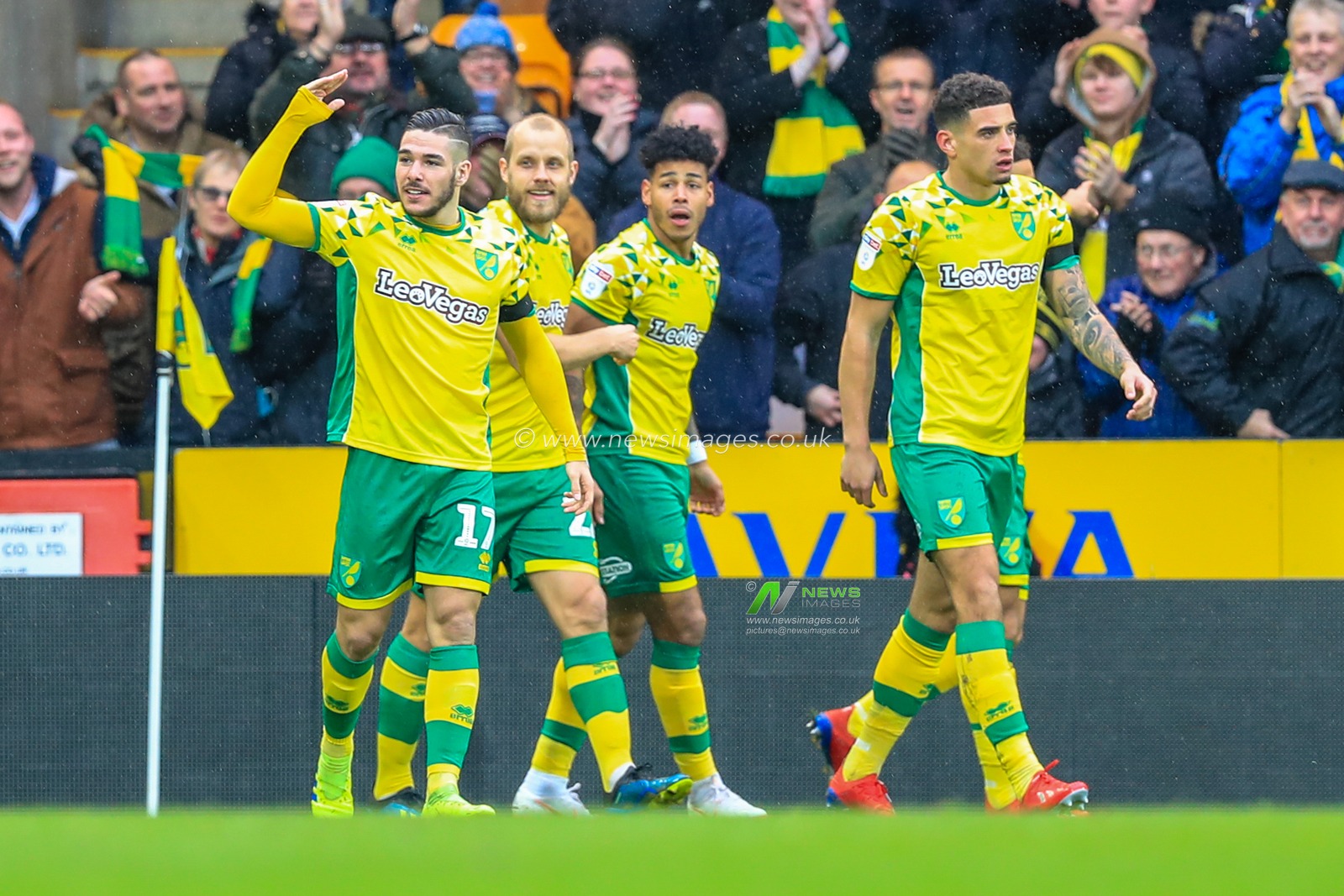 10th February 2019, Carrow Road, Norfolk, England; Sky Bet Championship, Norwich City vs Ipswich Town ;  Norwich celebrate opening the scoring through Onel Hernandez (25) 

Credit: Georgie Kerr/News Images

English Football League images are subject to DataCo Licence
