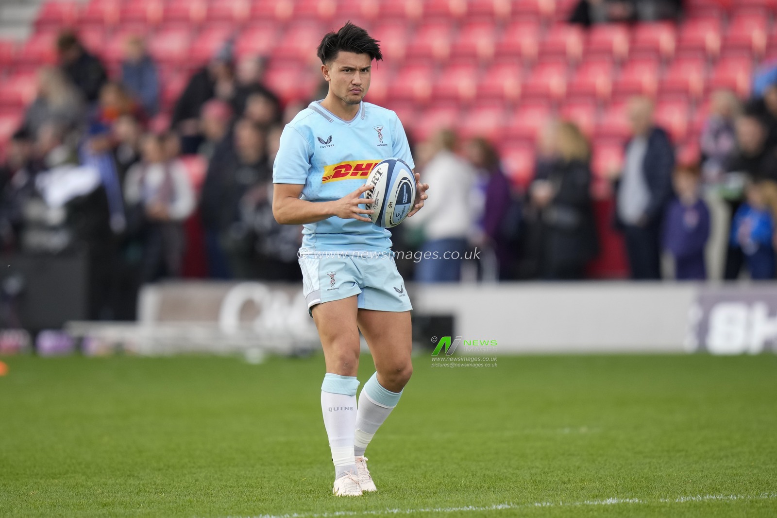 Marcus Smith #10 of Harlequins warms up before the Gallagher Premiership match Sale Sharks vs Harlequins at AJ Bell Stadium, Eccles, United Kingdom, 23rd October 2022

(Photo by Steve Flynn/News Images)