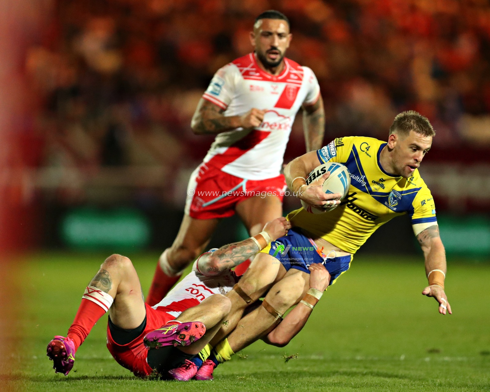 Sam Luckley of Hull KR tackles Matt Dufty of Warrington Wolves during the Betfred Super League round 27 match Hull KR vs Warrington Wolves at Sewell Group Craven Park, Kingston upon Hull, United Kingdom, 18th September 2025(Photo by Sam Eaden/News Images)