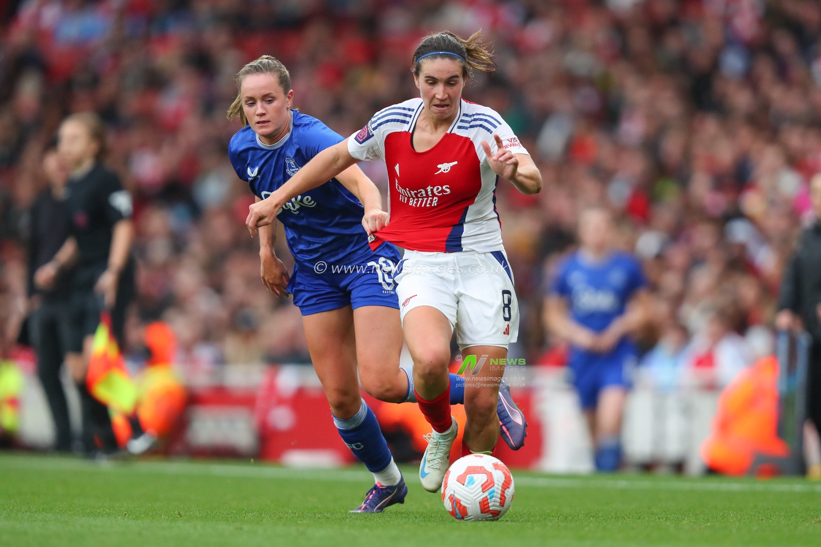 Mariona Caldentey of Arsenal is put under pressure by Heather Payne of Everton during the The FA Women's Super League match Arsenal Women vs Everton Women at Emirates Stadium, London, United Kingdom, 6th October 2024

(Photo by Izzy Poles/News Images)