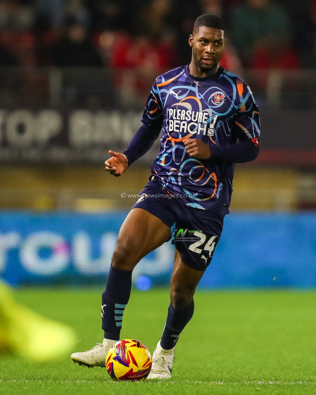 Odeluga Offiah of Blackpool runs with the ball during the Sky Bet League 1 match Leyton Orient vs Blackpool at Gaughan Group Stadium, London, United Kingdom, 9th November 2024

(Photo by Izzy Poles/News Images)