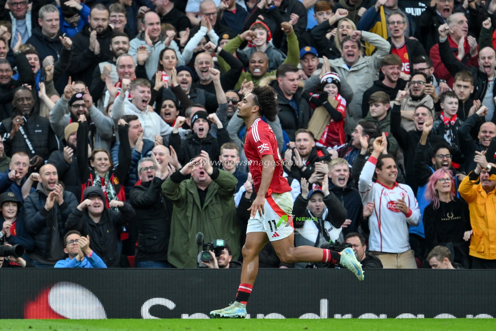 Joshua Zirkzee of Manchester United celebrates his goal to make it 2-0 during the Premier League match Manchester United vs Everton at Old Trafford, Manchester, United Kingdom, 1st December 2024

(Photo by Craig Thomas/News Images)