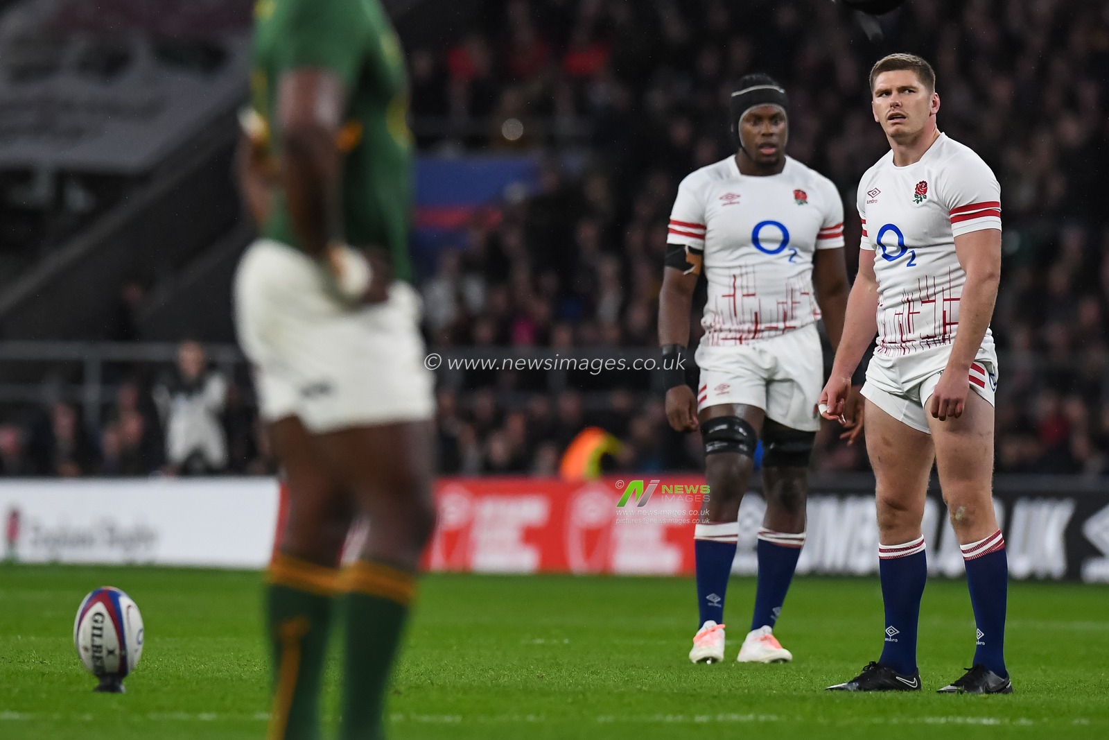 Owen Farrell of England prepares to kick at goal during the Autumn internationals match England vs South Africa at Twickenham Stadium, Twickenham, United Kingdom, 26th November 2022

(Photo by Mike Jones/News Images)