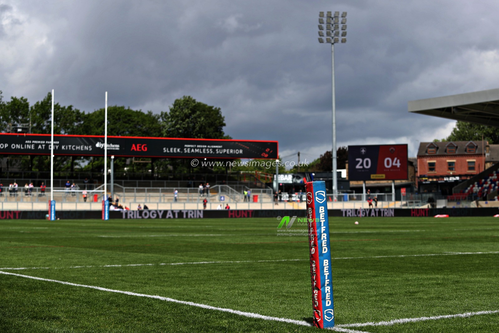 A general view of the DIY Kitchens Stadium before the Betfred Super League match Wakefield Trinity vs Salford Red Devils at DIY Kitchens Stadium, Wakefield, United Kingdom, 25th May 2025

(Photo by Sam Eaden/News Images)