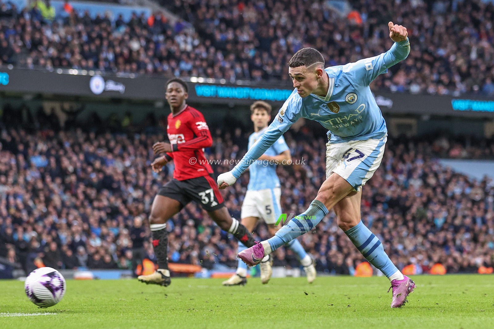 Phil Foden of Manchester City scores to make it 2-1 during the Premier League match Manchester City vs Manchester United at Etihad Stadium, Manchester, United Kingdom, 3rd March 2024

(Photo by Mark Cosgrove/News Images)