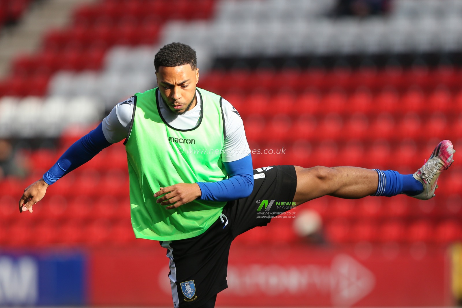 Akin Famewo #15 of Sheffield Wednesday warms up during the Sky Bet League 1 match Charlton Athletic vs Sheffield Wednesday at The Valley, London, United Kingdom, 25th February 2023

(Photo by Arron Gent/News Images)