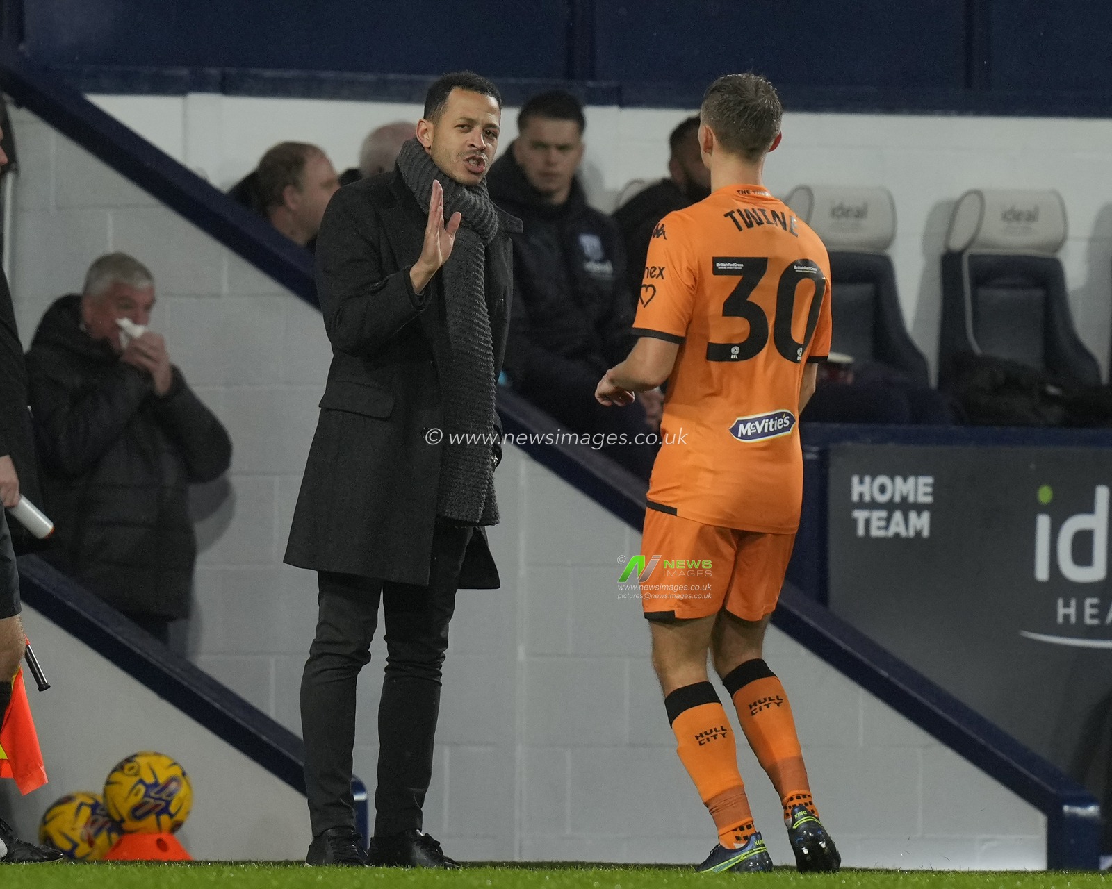 Liam Rosenior, manager of Hull City passes instructions to Scott Twine #30 of Hull City during the Sky Bet Championship match West Bromwich Albion vs Hull City at The Hawthorns, West Bromwich, United Kingdom, 4th November 2023

(Photo by Steve Flynn/News Images)