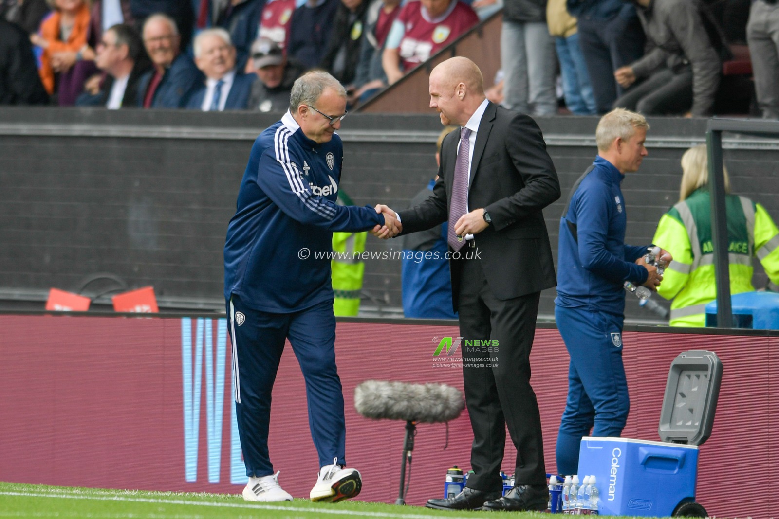 Marcelo Bielsa manager of Leeds United shakes hands with Sean Dyche manager of Burnley