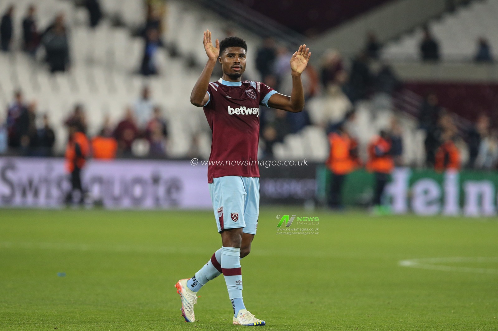 Ben Johnson #2 of West Ham United applauds the fans during the UEFA Europa Conference League match West Ham United vs Silkeborg at London Stadium, London, United Kingdom, 27th October 2022

(Photo by Arron Gent/News Images)