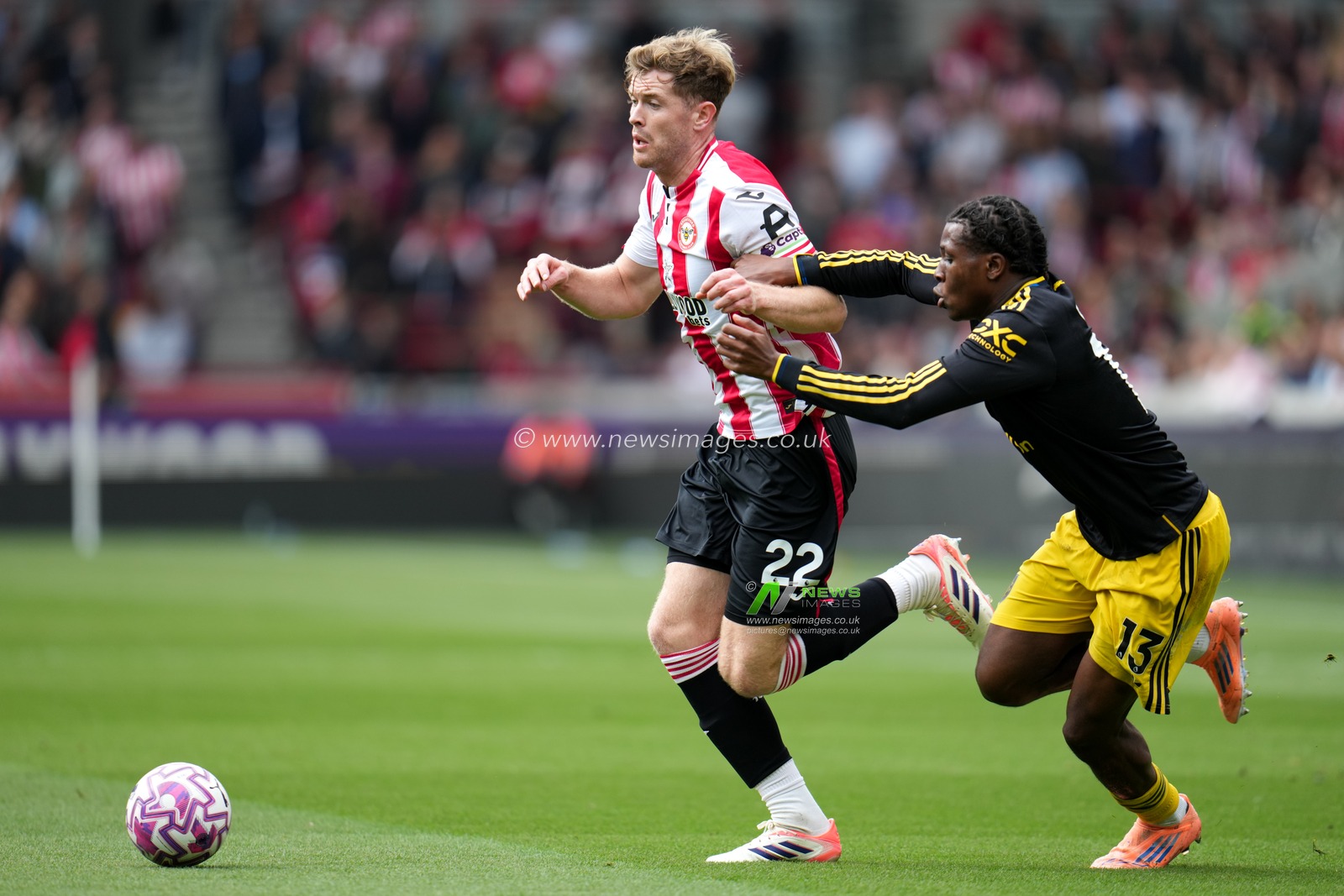Patrick Dorgu of Manchester United tries to pull back Nathan Collins of Brentford during the Premier League match Brentford vs Manchester United at The Gtech Community Stadium, London, United Kingdom, 27th September 2025

(Photo by Harvey Murphy/News Images)