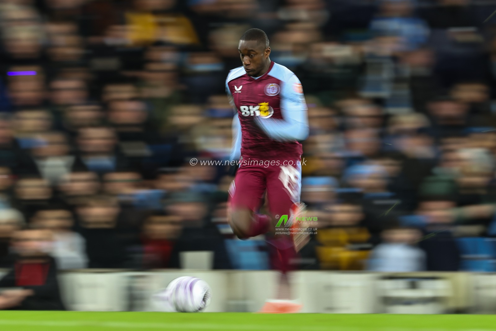Moussa Diaby of Aston Villa makes a break with the ball during the Premier League match Manchester City vs Aston Villa at Etihad Stadium, Manchester, United Kingdom, 3rd April 2024

(Photo by Mark Cosgrove/News Images)