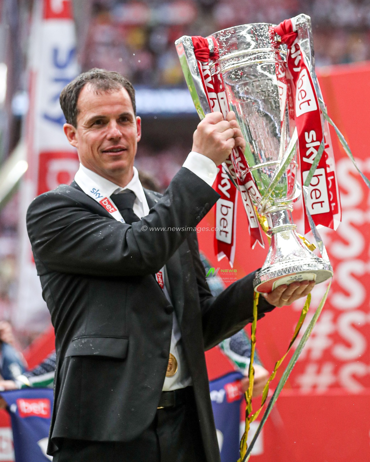 Régis Le Bris manager of Sunderland holds the Championship Play-Off Trophy and celebrates getting promoted back to the Premier League after the Sky Bet Championship Playoff Final match Sheffield United vs Sunderland at Wembley Stadium, London, United Kingdom, 24th May 2025

(Photo by Izzy Poles/News Images)