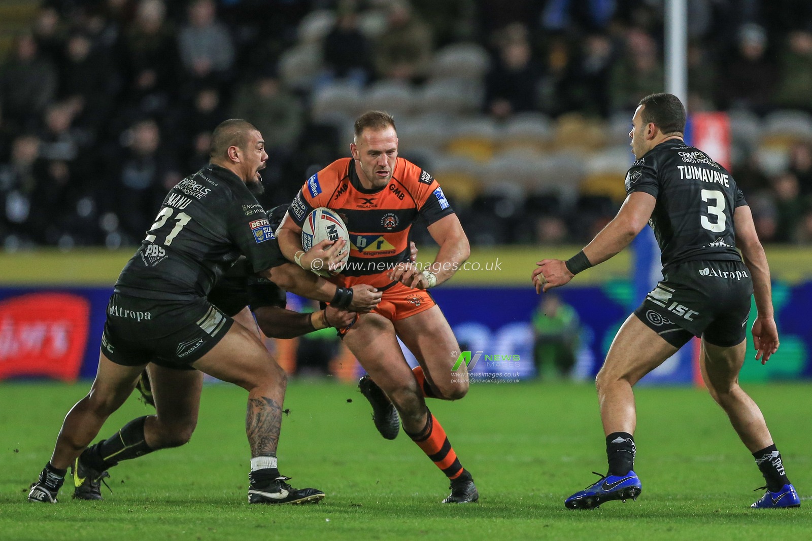 7th February 2019 , KCOM Stadium, Hull, England; Betfred Super League, Round 2, Hull FC vs Castleford Tigers ; Liam Watts (8) of Castleford Tigers looks the break through Sika Manu (21) of Hull FC and Carlos Tuimavave (3) of Hull FC 


Credit: Mark Cosgrove/News Images