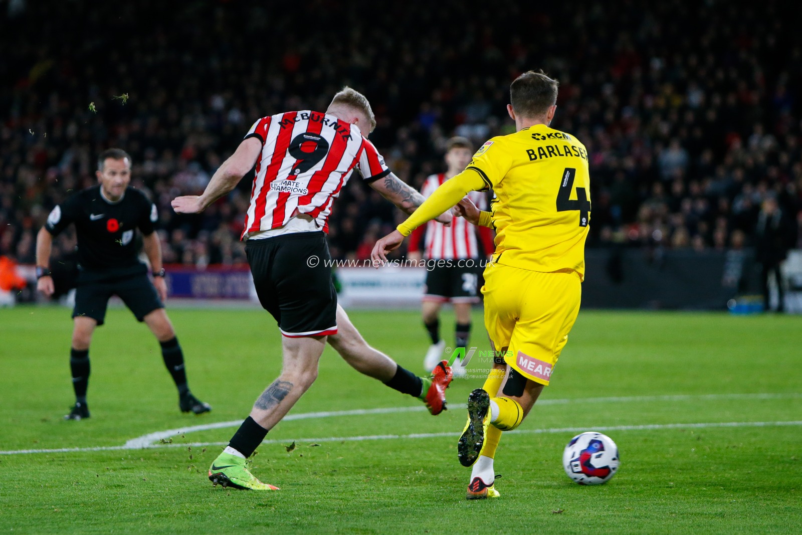 Oliver McBurnie #9 of Sheffield United attempts a shot on goal during the Sky Bet Championship match Sheffield United vs Rotherham United at Bramall Lane, Sheffield, United Kingdom, 8th November 2022

(Photo by Ben Early/News Images)