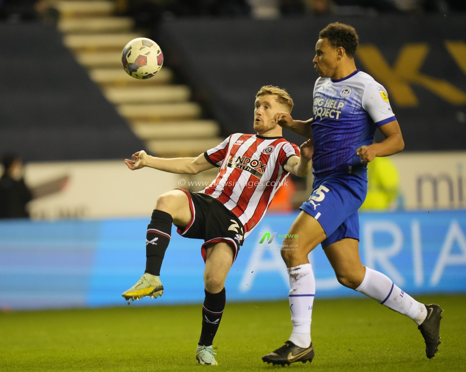 Rarmani Edmonds-Green #25 of Wigan Athletic competes for the ball with Tommy Doyle #22 of Sheffield United during the Sky Bet Championship match Wigan Athletic vs Sheffield United at DW Stadium, Wigan, United Kingdom, 19th December 2022

(Photo by Steve Flynn/News Images)